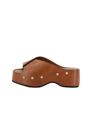 Sandalo platform in pelle marrone con punta aperta, borchie color oro lungo il lato e suola nera.