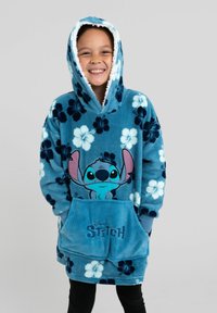 Felpa blu in pile con motivo floreale e grafica "Stitch". Presenta un cappuccio, tasca frontale e una morbida fodera riccioluta. Dettagli in azzurro chiaro.