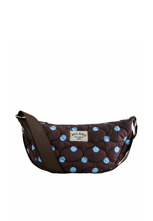 Quiltet mørkebrun skuldertaske med blå polkaprikker, justerbar brun rem og mærke med teksten "MILANO VIA DANTE 1982" på forsiden.