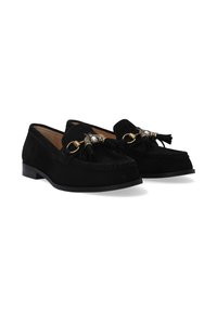 Schwarze Wildlederloafer mit runder Zehenform, dekorativen Quasten, bronzefarbenen Hardware-Akzenten und einer flachen Sohle.