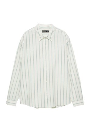 Camicia bianca a maniche lunghe con righe verticali blu. Presenta un colletto, una patta con bottoni e una vestibilità rilassata. Realizzata in tessuto leggero.