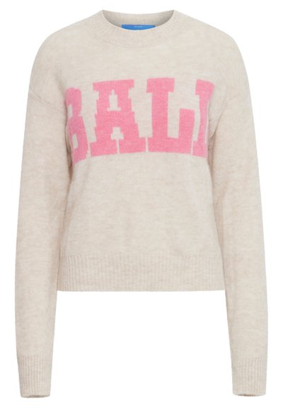 Beige strikket sweater med en blød tekstur, prydet med iøjnefaldende pink "BALI" bogstaver hen over brystet og ribbede manchetter samt nederdel.