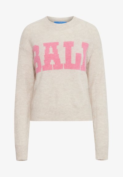 Pull beige en matière douce, avec de grandes lettres roses formant le mot "BALI" sur le devant. Col rond et manches resserrées aux poignets.