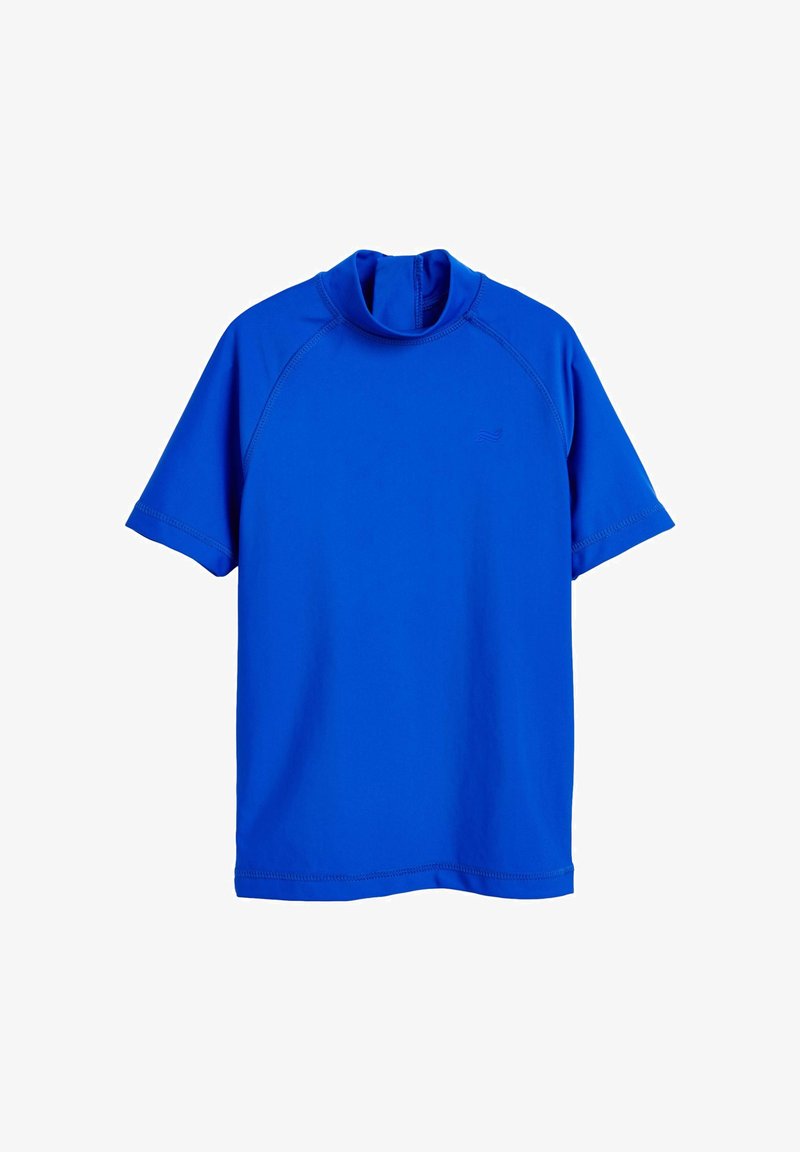 Maglia protettiva blu a maniche corte con collo alto. Realizzata in materiale elastico, presenta cuciture piatte e un piccolo logo sul davanti.