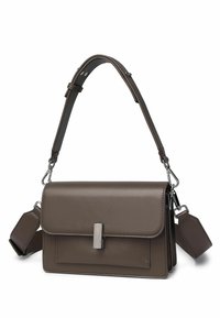 Hnědá kabelka přes rameno z umělé kůže s klopou na zavírání, stříbrným kováním, nastavitelným popruhem a boční kapsou. Hladká textura a čisté linie.