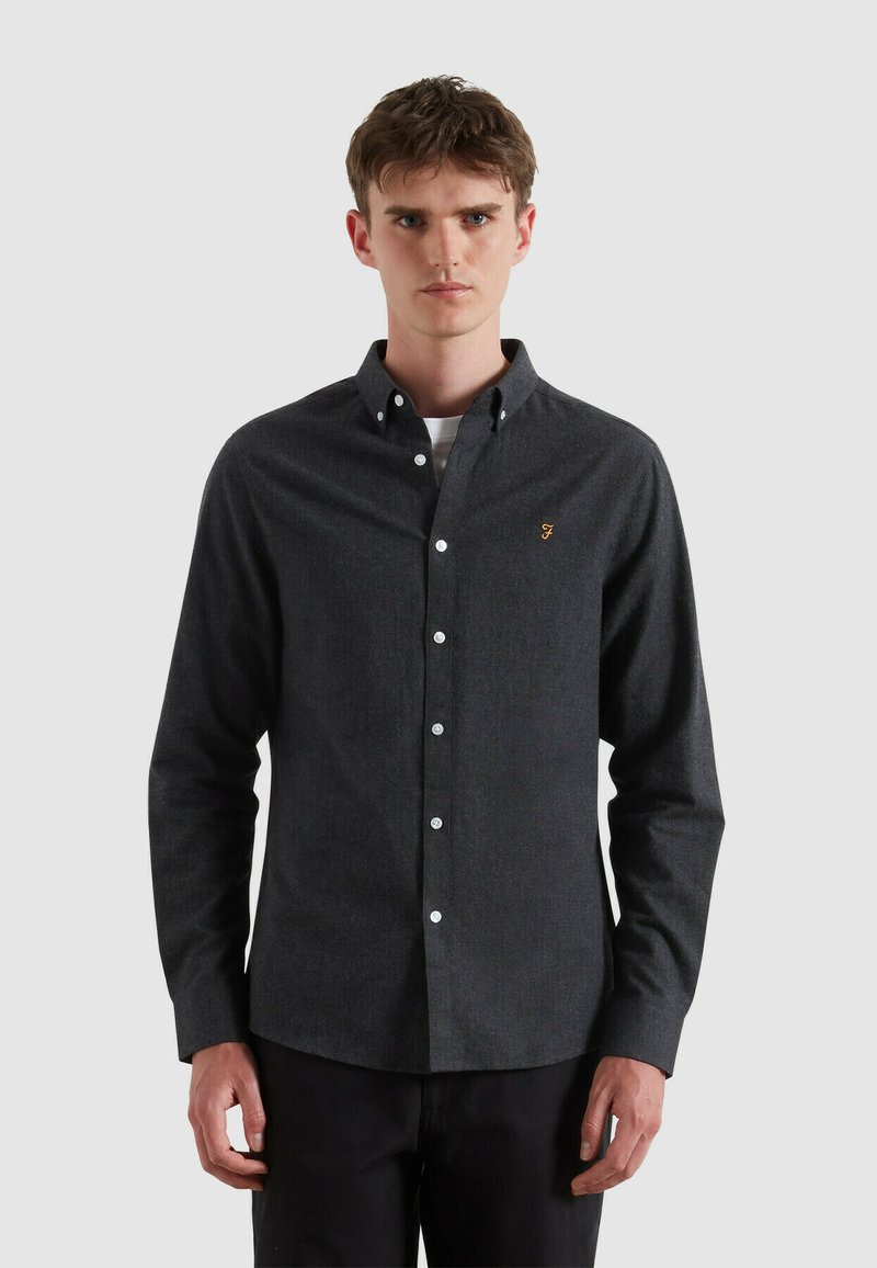 Ciemnoszara koszula z guzikami, wykonana z teksturowanej tkaniny, z klasycznym kołnierzykiem i białymi guzikami, z małym żółtym logo na piersi.