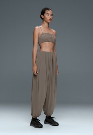 OYSHO, LIGHT TOUCH PLEATED JOGGERS - Pantalon classique - khaki-grey