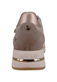 Jasnoszare zamszowe trampki z metaliczno-złotymi akcentami, okrągłym noskiem, płaską podeszwą oraz wytłoczonym logo "MUSTANG" na pięcie.
