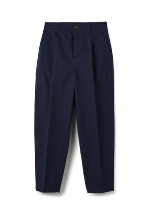 Pantaloni blu navy in cotone con vestibilità comoda, dotati di chiusura con bottone, tasche frontali e pieghe centrali per dettagli di design.
