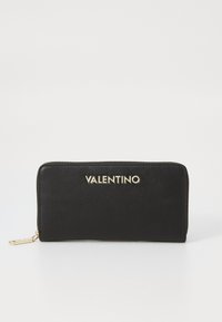 Juodas odinis piniginė su auksiniu "VALENTINO" logotipu, užtrauktuku, stačiakampio formos, lygiu paviršiumi ir auksinės spalvos aparatūros akcentais.