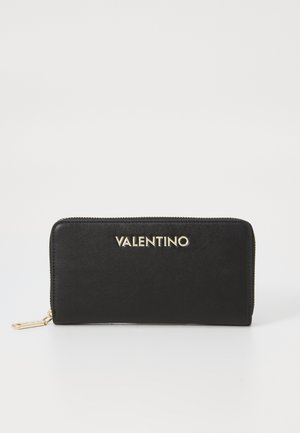 Portefeuille en cuir noir avec logo doré "VALENTINO", fermeture à zip, forme rectangulaire, texture lisse et accents en métal doré.