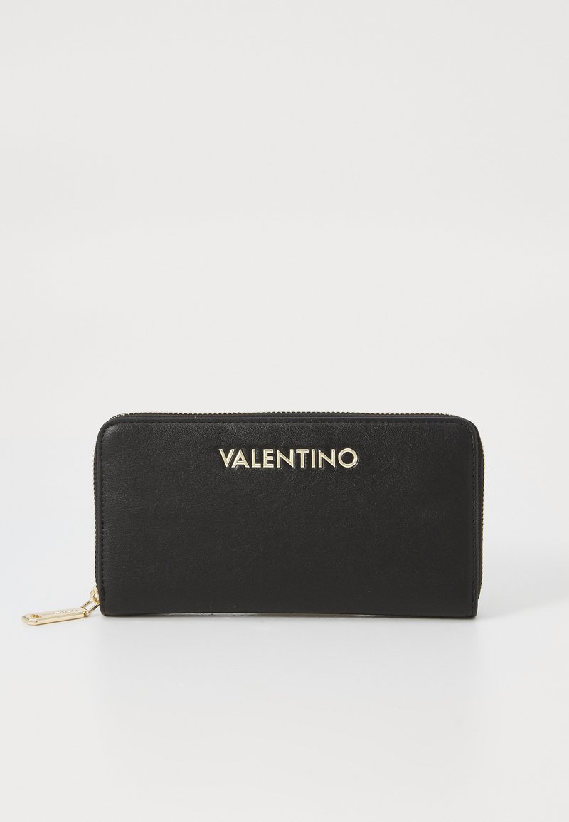 Juodas odinis piniginė su auksiniu "VALENTINO" logotipu, užtrauktuku, stačiakampio formos, lygiu paviršiumi ir auksinės spalvos aparatūros akcentais.