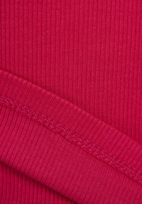 Ribbväv i en livlig magentaton, med snygg sömnad längs fållen och sömmarna, som visar en jämn textur och lagerdesign.