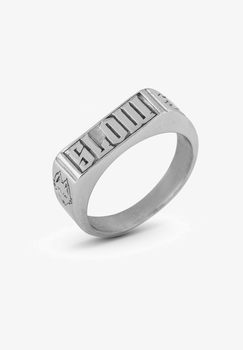 Bague en argent sterling avec un bandeau plat et rectangulaire gravé du mot "SLOW" et d'un motif de loup sur un côté.