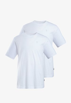 Twee witte katoenen t-shirts, korte mouwen, ronde hals, met een subtiele logo op de borst, zachte textuur en rechte zoom.