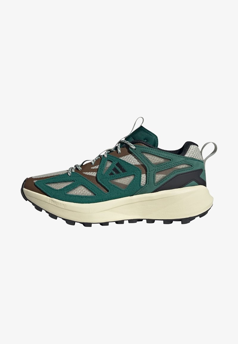 Scarpa sportiva verde e marrone con tomaia in rete e suede, suola intermedia spessa color crema, suola in gomma e lacci riflettenti. Presenta una linguetta sul tallone.