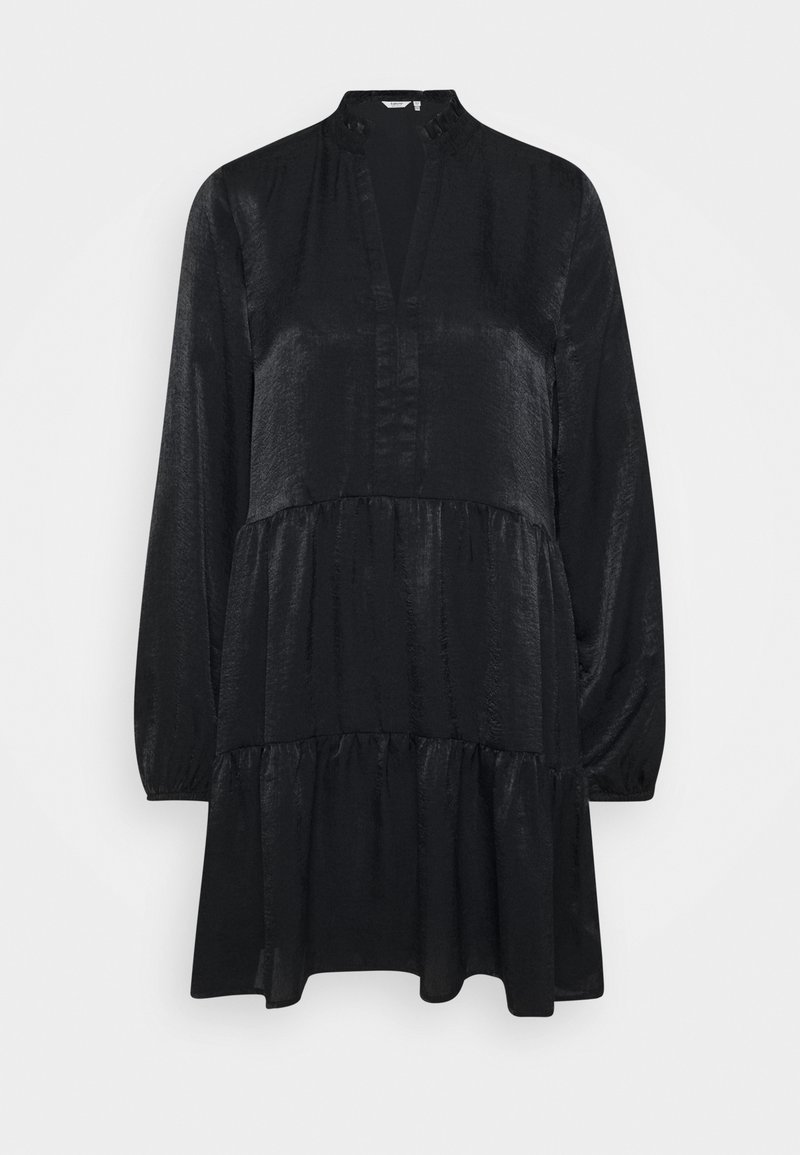 Robe noire à manches longues avec volants, col montant et ouverture en V, fabriquée dans un tissu texturé légèrement brillant.