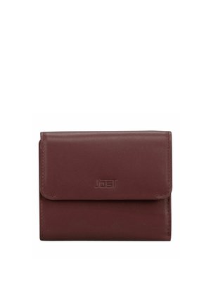 Billetera de cuero marrón con cierre de solapa, forma rectangular y nombre de la marca en relieve centrado en la parte frontal.