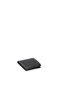 Portefeuille en cuir noir avec une texture lisse, design plié, coins arrondis et marque discrète sur la surface.