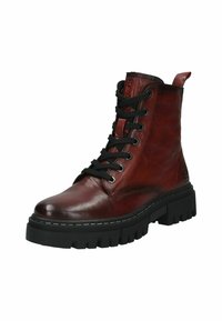 Bottines en cuir bourgogne avec des lacets noirs, une finition texturée et une épaisse semelle en caoutchouc noir présentant un motif dentelé.