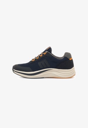 Scarpe sportive blu navy con tomaia in mesh, dettagli grigi e lacci arancioni. Presentano suola testurizzata, punta arrotondata e intersuola ammortizzata.