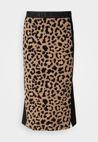 Jupe crayon beige et noire à imprimé léopard, longueur genou, avec ceinture noire comportant un texte embossé et des fentes latérales.
