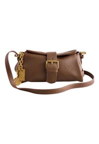 Bruine leren schoudertas met gouden sluiting, kettingaccenten en twee decoratieve gouden charmes op een witte achtergrond.