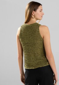 Olivgrünes gestricktes Tanktop mit strukturiertem Finish, ärmellosem Design, runder Halslinie und einem Saum, der auf Taillenhöhe sitzt.