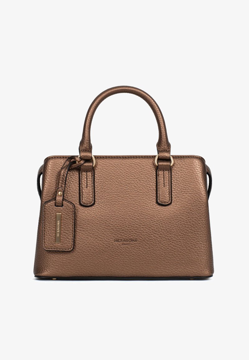 Brązowa torebka z teksturowanej skóry, z dwoma uchwytami, o prostokątnym kształcie, z dopasowaną zawieszką ze skóry przymocowaną do jednego z uchwytów.