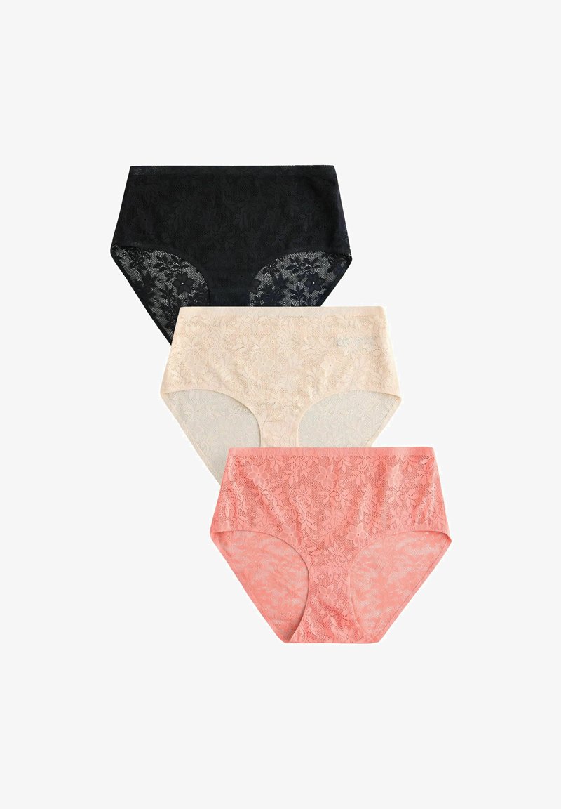 Dámska spodná bielizeň s čipkovaným kvetinovým vzorom v čiernej, béžovej a koralovo ružovej farbe, navrstvená zvisle na bielom pozadí.