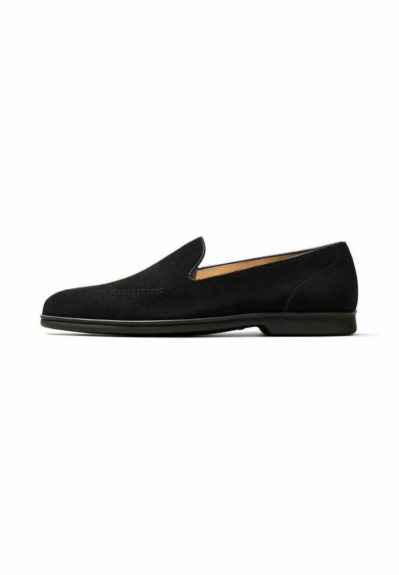 Schwarze Wildleder Slipper mit einer glatten, runden Zehenpartie, minimalen Stichdetails und einer Gummisohle. Verfügt über ein komfortables Innenfutter.