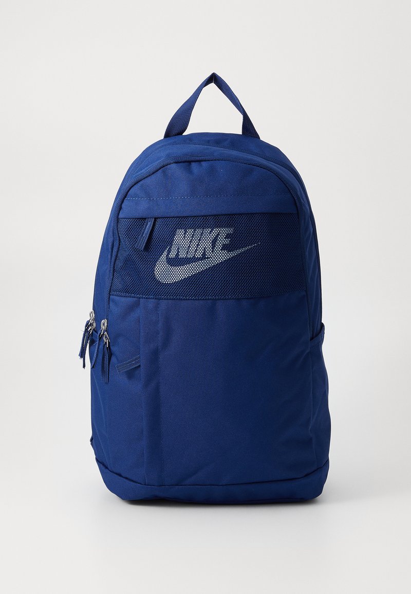 Zaino Nike blu caratterizzato da un tessuto resistente, forma arrotondata, logo prominente su un pannello in rete, due tasche frontali con zip e una maniglia superiore.