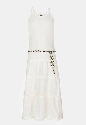 Biała sukienka midi bez rękawów z cienkimi ramiączkami i plisowaną spódnicą, z plecionym czarno-białym paskiem zawiązanym w talii.