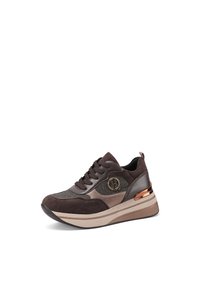 Sneaker in suede marrone e tessuto metallico con design a lacci, dettaglio del logo, pannelli testurizzati e suola spessa color beige con dettaglio in rame sul tallone.