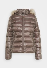 Hnědá péřová bunda s lesklým povrchem, zapínání na zip, boční kapsy a kapuce s kožešinovým lemem. Prošívaný design pro izolaci.