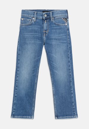 Blå denimjeans med klassisk design med fem lommer, knappelukking og subtil falming nedover fronten på bena.