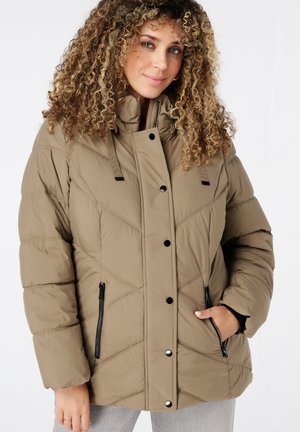 Khaki pufferjack met capuchon, voorzien van zwarte ritszakken, drukknoopsluitingen en een chevronpatroon in de stiksel; zachte, geïsoleerde textuur.