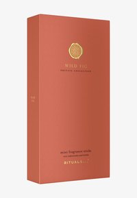 Scatola rossa testurizzata con testo dorato, etichettata "Fico Selvatico - Collezione Privata", contenente bastoncini di fragranza mini.