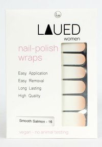 Nagellak wraps in een zachte zalmkleur, gepresenteerd in een doorzichtige verpakking. De tekst benadrukt de gemakkelijke applicatie en verwijdering. Vegan product.
