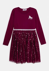 Bordeauxrotes Langarmkleid mit silbernem Einhornmotiv, glitzerndem Taillenband und einem Tüllrock mit Sternenmuster. Weicher Stoff, knielang.
