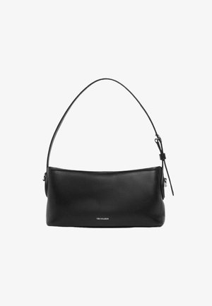 Sort læder skuldertaske med en glat tekstur, lynlåslukning og et buet håndtag. Har logodetaljer på forsiden.