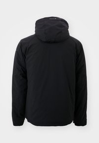 Veste isolante noire avec capuche, texture lisse, poignets élastiques et ourlet droit. Design minimaliste sans logos ni accents visibles.