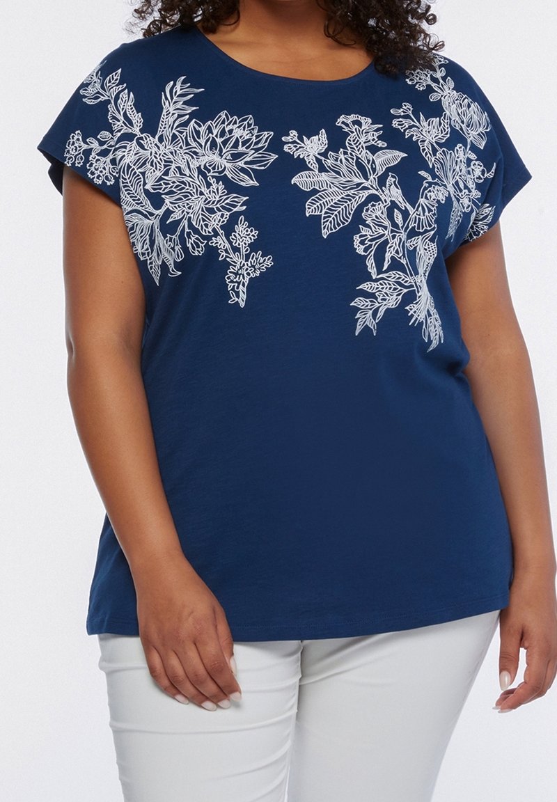 Mörkblå kortärmad topp med vit blommönstring fram. Har en avslappnad passform och mjuk textur, lämplig för avslappnad klädsel.