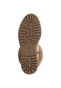 Semelle de boot marron avec un tread en caoutchouc robuste, présentant des rainures profondes et des motifs de prise pour une adhérence optimale. Marquée par le logo "GEOX".