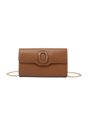 Clutch in pelle marrone con patta e dettaglio fibbia ovale, dotato di una sottile tracolla a catena dorata su sfondo bianco.