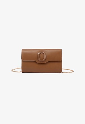 Pochette en cuir marron avec un rabat et un détail de boucle ovale, dotée d'une fine bandoulière en chaîne dorée sur fond blanc.