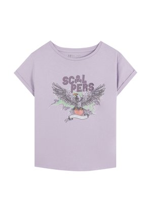 Camiseta de manga corta lavanda hecha de algodón suave, con un diseño gráfico de un águila con alas, un corazón y el texto "SCOOLPERS."