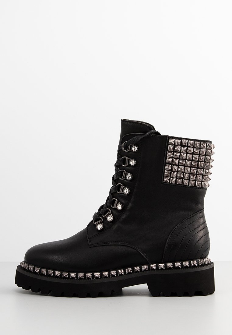 Stivaletti neri in pelle con accenti di borchie argento, punta rotonda, suola robusta e design con lacci. Pannello posteriore testurizzato con dettagli di borchie.