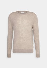 Jasno-beżowy sweter z długim rękawem wykonany z miękkiej, teksturowanej tkaniny. Okrągły dekolt, dopasowany krój, z prążkowanymi mankietami i dołem. Minimalistyczny design.