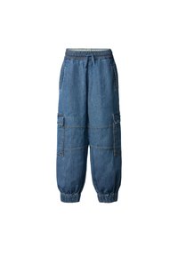 Pantaloni cargo din denim cu talie elastică, buzunare laterale și manșete elastice. Culoare albastru deschis cu cusături vizibile și croială lejeră.